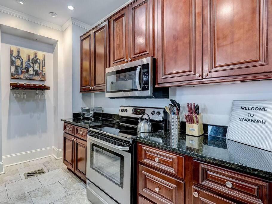 Historic Savannah Gold Private Condo With Pool - 2Bed, 1&Half Bath, Sleeps 6, 1St Floor, 15 Min Walk To Historic Savannah Center And All Attractions Exterior photo
